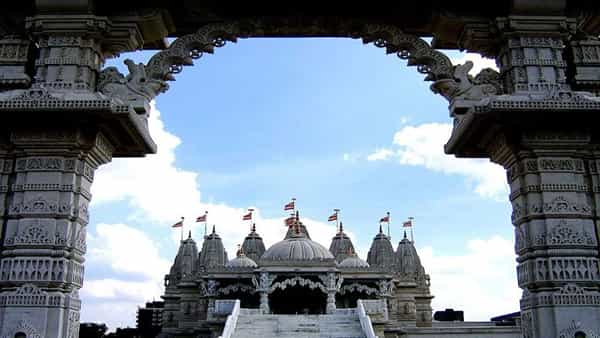हिंदू परंपरेशी निगडीत भव्य मंदिरे भारतातच नव्हे तर जगभर पसरलेली आहेत. परदेशातही हिंदू धर्माशी निगडीत काही मंदिरे आहेत सध्या ही हिंदू मंदिरे आध्यात्मिक पर्यटनाची खूप मोठी केंद्रे बनली आहेत.. चला तर मग जाणून घेऊयात कोणती आहेत ती मंदिरे.