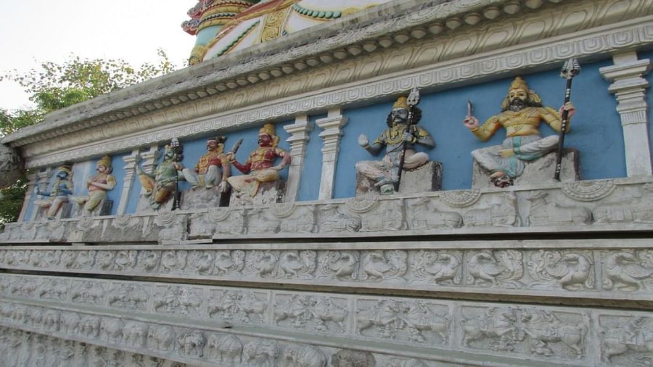 हे मंदिर रामायण काळातील असल्याची मान्याता आहे  रावणाचा वध केल्यानंतर भगवान श्रीरामांनी येथे भगवान शिवाची पूजा केली होती, असे मानले जाते. मुन्नेश्‍वरम मंदिर संकुलात अनेक लहान मंदिरे आहेत, मुख्य मंदिर भगवान शिवाला समर्पित आहे. या शिवलिंगाची स्थापना भगवान रामाने केली असल्याने याला रामलिंगम असेही म्हणतात. 