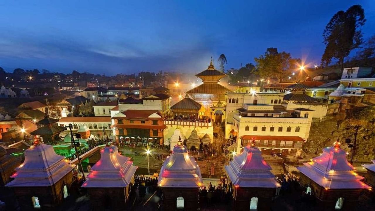  बाराव्या ज्योतिर्लिंगांपैकी एक ज्योतिर्लिंग नेपाळची राजधानी काठमांडू येथे स्थित आहे. श्री पशुपतीनाथ या नावाने प्रसिद्ध असलेले हे मंदिर काठमांडूच्या उत्तर-पश्चिमेस तीन किमी अंतरावर देवपाटण गावात बागमती नदीच्या काठावर आहे. युनेस्कोच्या जागतिक सांस्कृतिक वारसा स्थळाच्या यादीतही या मंदिराचा समावेश करण्यात आला आहे. 