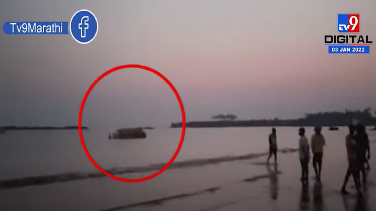 Sindhudurg | स्कूल बस मालवण समुद्रात भरतीच्या पाण्यात अडकली, स्थानिकांच्या मदतीने आणली किनाऱ्यावर