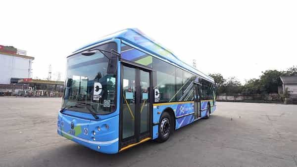 नवीन वर्षाच्या सुरुवातीला डीटीसी (दिल्ली ट्रान्सपोर्ट कॉर्पोरेशन) इलेक्ट्रिक बस सादर करु शकते. लवकरच या बसेस दिल्लीतल्या रस्त्यांवर धावताना दिसतील. दिल्लीचे मुख्यमंत्री अरविंद केजरीवाल ई-बसला हिरवा कंदील दाखवून लवकरच दिल्लीतील जनतेला ई-बस भेट देणार आहेत. ई-बसच्या मदतीने दिल्लीतील वाढते प्रदूषण कमी होण्यास मदत होणार आहे. येत्या काळात अशा 300 बसेस दिल्लीच्या रस्त्यांवर पाहायला मिळतील.