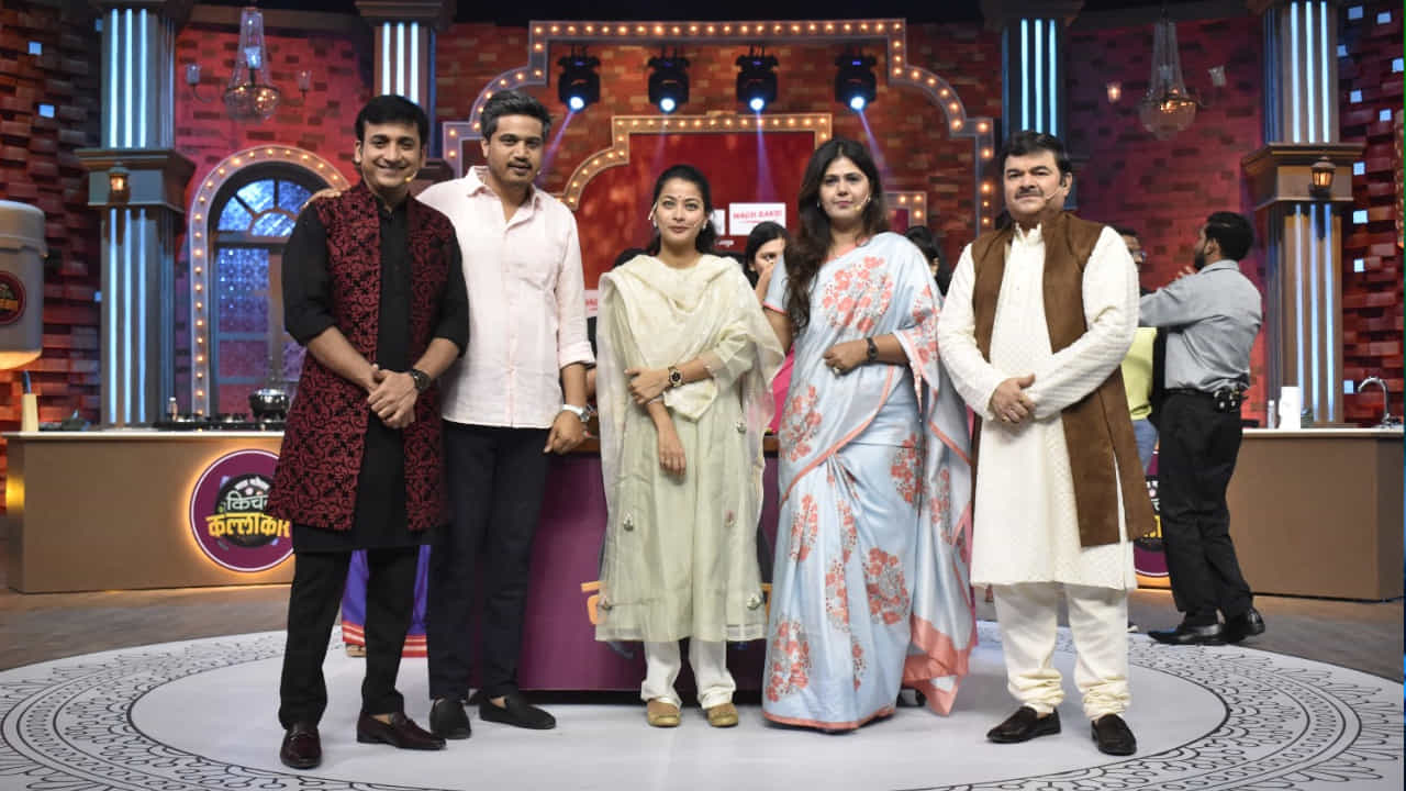 झी मराठीवर 'किचन कल्लाकार' हा नवीन कुकरी शो प्रेक्षकांच्या भेटीस आला आणि प्रेक्षकांची वाहवा मिळवून गेला. यामध्ये संकर्षण म्हणताना दिसतोय की, आता भल्या भल्या कलाकारांची शिट्टी वाजणार आणि मनोरंजनाची चव वाढणार! यावरून तर असंच दिसत की, या किचन मध्ये भल्या भल्यांचा कस लागणार आहे.