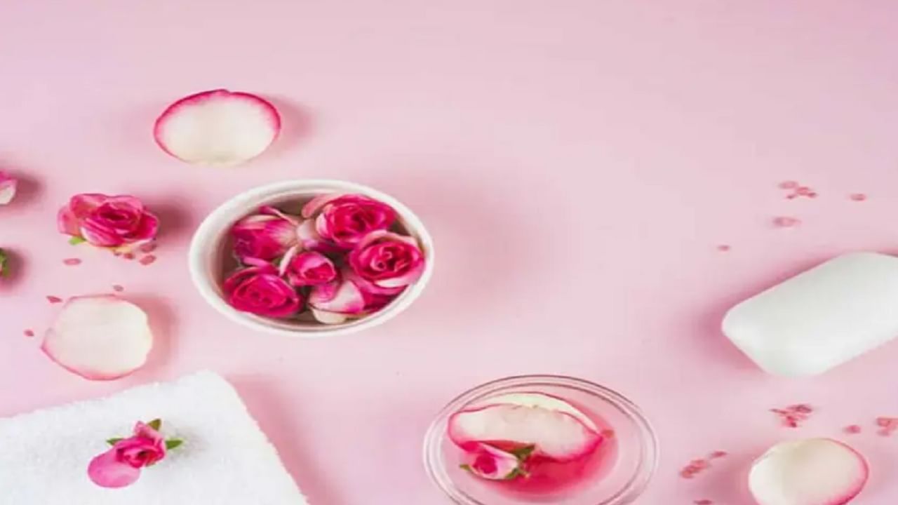 रोझ वॉटर शीट मास्क बनवायला खूप सोपा आहे. कॉटन शीट मास्क गुलाब पाण्यात मिसळा आणि फ्रीजमध्ये ठेवा. गुलाब पाण्याने चेहऱ्यावर चमक येईल.