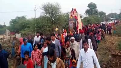 निवृत्त गुरुजींसाठी गजराज मागवले, हत्तीवर बसवून मिरवणूक काढली! असं या गुरुजींनी केलं काय होतं?