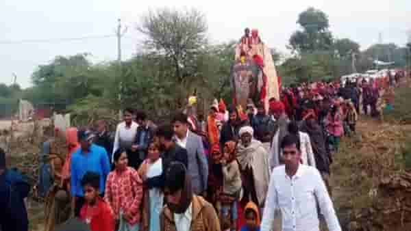 निवृत्त गुरुजींसाठी गजराज मागवले, हत्तीवर बसवून मिरवणूक काढली! असं या गुरुजींनी केलं काय होतं?