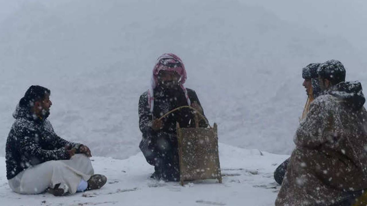 ढंडीच्या दिवसात सौदी अरेबियाचा उत्तरी भाग हा बर्फानं झाकला जातो. सौदीच्या उत्तरेत जबल अल-लावज, जबल अल-ताहिर आणि जबल अल्कान हा भाग मोडतो. या भाग पूर्णपणे बर्फानं गाडला गेल्याचं ढंडीच्या दिवसात पाहायला मिळतंय. 