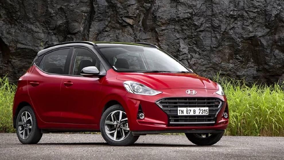 Hyundai Grand i10 Nios चे सुरुवातीचे व्हेरिएंट 6 लाखांपेक्षा कमी किमतीत खरेदी करता येईल. यामध्ये 1197 सीसी पर्यंतचे इंजिन उपलब्ध आहे, ही कार पेट्रोल, सीएनजी आणि डिझेलच्या पर्यायामध्ये उपलब्ध आहे. ही 5 सीटर कार आहे. (फोटो: कारवाले || या बातमीमधील सर्व माहिती आणि किंमती ऑनलाईन वेबसाईटवरुन घेतल्या आहेत.)