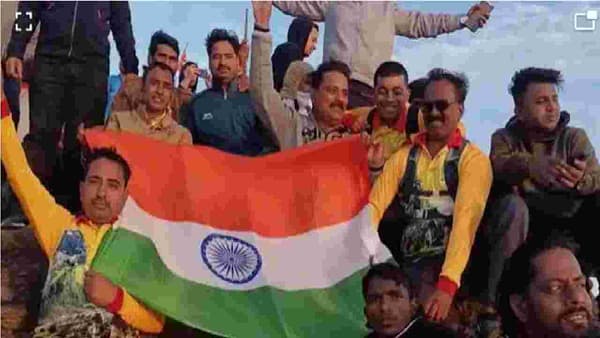 जगण्याच्या संघर्षाची उत्तुंग ऊर्जा, धडधाकटांनाही लाजवणारा उत्साह, 55 दिव्यांगांनी कळसुबाईवर फडकवला तिरंगा!
