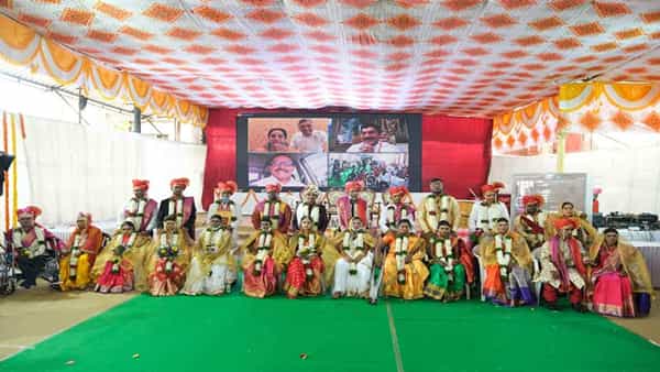 खासदार सुप्रिया सुळे यांच्या पुढाकारातून पुणे येथे 12 दिव्यांग जोडप्यांच्या अनोखा विवाह सोहळा पार पडला. सुप्रिया सुळे यांनी आपल्या प्रास्ताविकात धनंजय मुंडे यांना सूचना केली होती. त्यानुसार या ऑनलाईन सोहळ्यातच धनंजय मुंडे यांनी दिव्यांग जोडप्यांच्या विवाहासाठी अर्थसहाय्य योजनेबाबत राज्य सरकार सकारात्मक असल्याचं सांगितलं