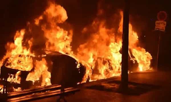 प्रत्येक वर्षाप्रमाणे यंदाही नववर्षाच्या आरंभी फ्रान्समध्ये मोठ्या संख्येत वाहनांची जाळपोळ करण्यात आली. या परंपरेची सुरुवात अंदाजे तीन दशकापूर्वी झाली होती. वेळेनुसार या परंपरामुळे अनेक वादांना जन्म सुद्धा झाला. पोलिसांचे असे म्हणणे आहे की या परंपरेमुळे लोक त्यांच्याद्वारे केलें गेलेल्या अपराधी कृत्यांना लपविण्याचा प्रयत्न करतात.अनेक जण खराब झालेल्या वाहनांचा विमा पैसे मिळविण्यासाठी सुद्धा अश्या प्रकारचे कृत्य करतात.काय आहे कार जाळण्याची परंपरा ,याची सुरुवात कशी झाली? आणि ही परंपरा का पुढे ही चालूच राहिली.. जाणून घेऊया या सगळ्या प्रश्नांची उत्तरे (PS-WION)