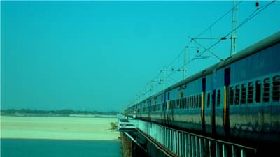 ट्रेनमधून बाळ नदीत कोसळलं, लेकाला वाचवताना आईही पडली, भंडाऱ्यात हृदयद्रावक घटना