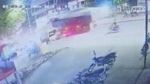 Video-Accident | सावधान! मुलांजवळ बाईक देताय? 17 वर्षीय विद्यार्थ्याचा भरधाव ट्रकने घेतला बळी, सीसीटीव्हीत थरारक घटना कैद