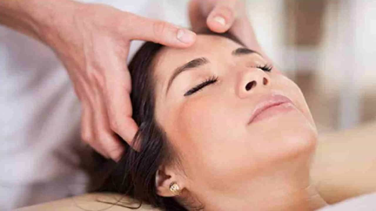 झोपण्यापूर्वी कोरड्या डोक्याचा मसाज हा दिवसभराच्या कामानंतर शरीर आणि मनाला आराम देण्याचा एक उत्तम उपाय आहे. मालिश केल्याने तणाव आणि चिंता दूर होण्यास देखील मदत होते.