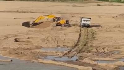 नागपुरात बेकायदेशीर रेती उपशाला जिल्हाधिकारी कायदेशीर करणार काय?, गोंदियात रेती तस्कारांवर जिल्हाधिकाऱ्यांचा पाहारा