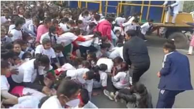 VIDEO: उत्तर प्रदेशात लडकी हूँ, लड सकती हूँ मॅरेथॉनमध्ये चेंगराचेंगरी, किंचाळ्या आणि गोंधळ; सुदैवाने मोठी हानी टळली