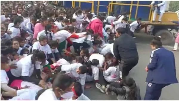 VIDEO: उत्तर प्रदेशात लडकी हूँ, लड सकती हूँ मॅरेथॉनमध्ये चेंगराचेंगरी, किंचाळ्या आणि गोंधळ; सुदैवाने मोठी हानी टळली