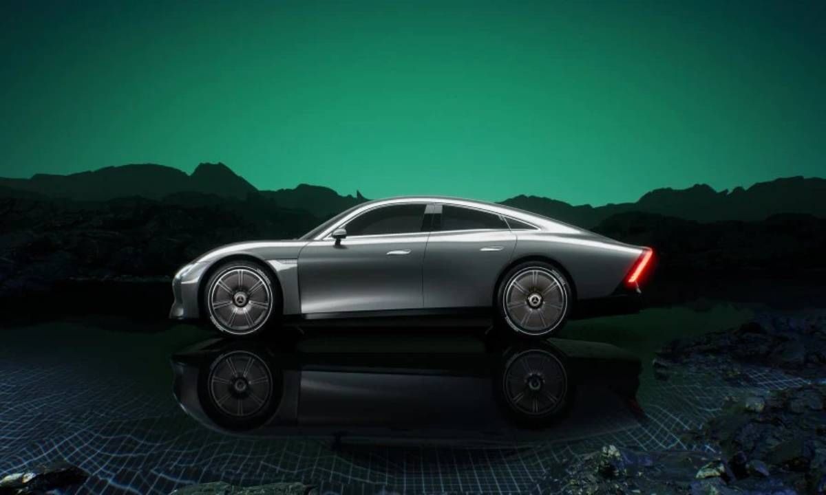 Mercedes Benz Vision EQXX असे या कारचे नाव आहे. कंपनीने दावा केला आहे की, ही कार सिंगल चार्जमध्ये 1000km ची ड्रायव्हिंग रेंज देईल. मर्सिडीज बेंझने सांगितले की, 1000 किमी धावण्यासाठी कारच्या बॅटरीमध्ये साठवलेली 95% ऊर्जा वापरली जाते. (फोटो : mercedes-benz.com/en/)