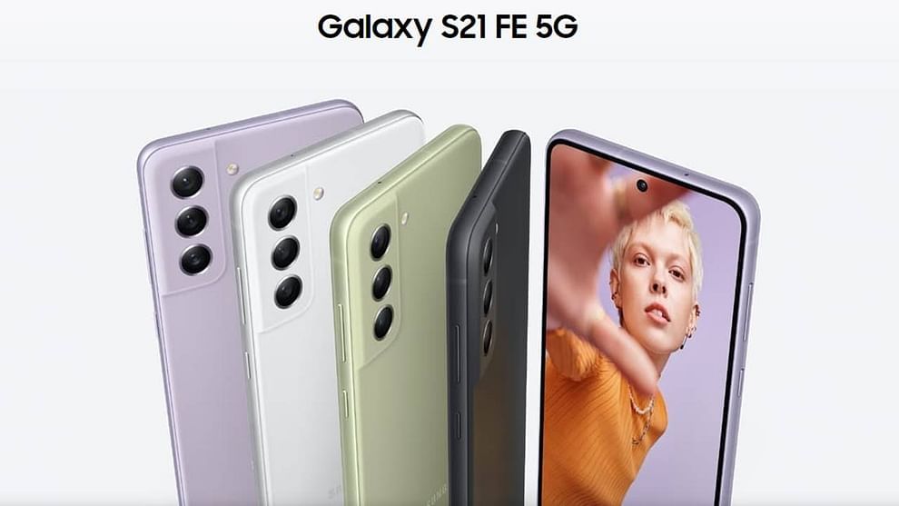 अनेक लीक्स आणि रेंडर्स समोर आल्यानंतर, सॅमसंगने आपल्या फ्लॅगशिप सीरिजचा एक नवीन स्मार्टफोन लॉन्च केला आहे. या फोनचे नाव Samsung Galaxy S21 FE 5G असे आहे. सॅमसंगच्या या मोबाईलमध्ये बॅक पॅनलवर ट्रिपल कॅमेरा सेटअप आहे. तसेच, यात 120hz च्या रिफ्रेश रेटसह डिस्प्ले आहे.