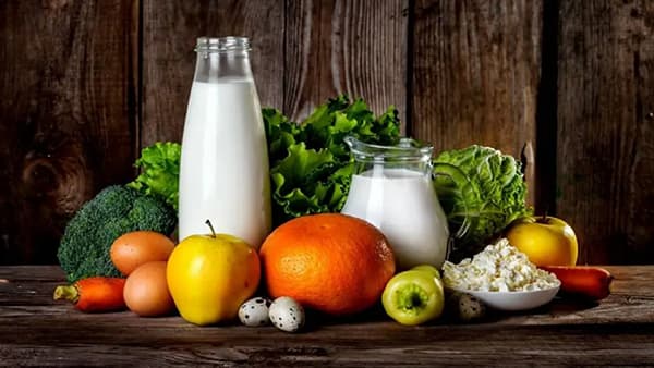 दुधामध्ये असलेले कॅल्शियम आणि इतर पोषक तत्व आपल्या शरीराला निरोगी ठेवण्यास मदत करतात. केवळ लहान मुलेच नाही तर मोठ्यांनी देखील आपल्या दररोजच्या आहारामध्ये दुधाचा समावेश करायला हवा. मात्र, काही पदार्थाचे दूधासोबत सेवन करणे टाळले पाहिजे. हे पदार्थ नेमके कोणते याबद्दल आपण जाणून घेऊयात.