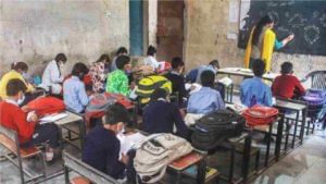Raigad Corona Update : महाडच्या शाळेत एका विद्यार्थ्याच्या अहवालानंतर मोठा संसर्ग, 17 जण पॉझिटिव्ह