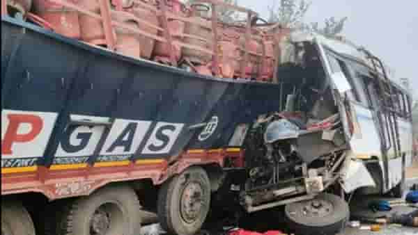 भीषण! प्रवाशांनी खचाखच भरलेल्या बसची ट्रकला समोरुन जोरदार धडक, 15 जण ठार
