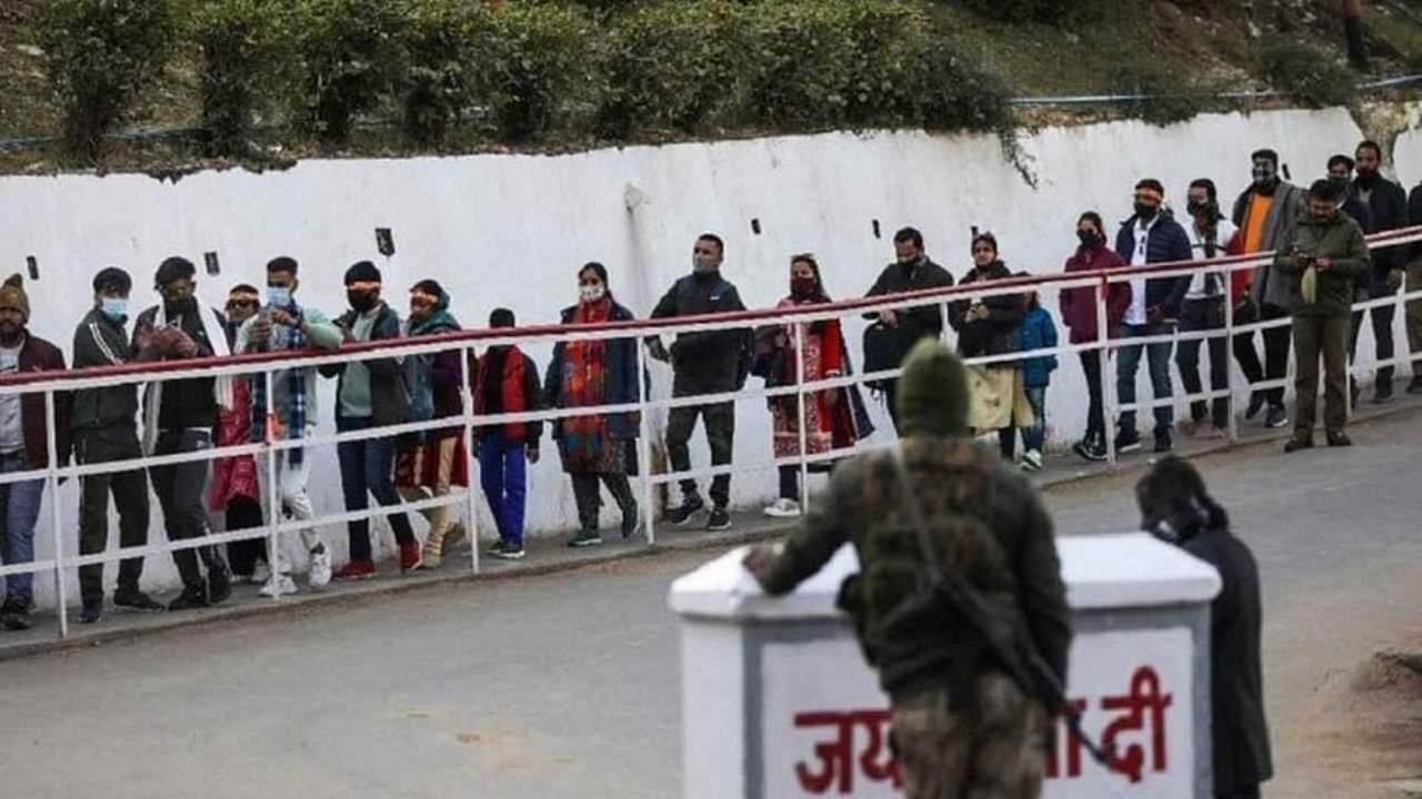 Jammu Kashmir : वैष्णो देवीची यात्रा 6 जानेवारीपर्यंत स्थगित, नेमकं कारण काय?