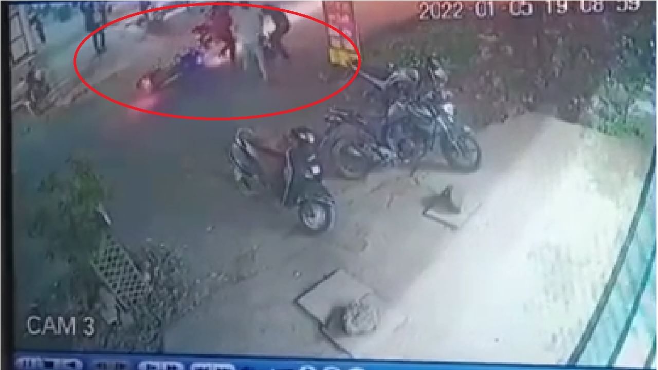CCTV | भररस्त्यात अडवून बेदम मारहाण, मग चाकूने भोसकलं, नांदेडमध्ये तरुणाच्या हत्येने खळबळ