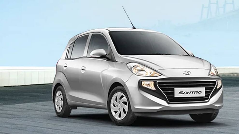 Hyundai Santro मध्ये ऑटोमॅटिक गिअरबॉक्सचा पर्याय उपलब्ध आहे. ज्याचे नाव Hyundai Centro AMT Magna आहे. या कारची ऑन-रोड किंमत 6.50 लाख रुपये आहे. या कारमध्ये 1086 cc इंजिन देण्यात आले आहे, जे पेट्रोल आणि CNG सह येते. तसेच यात 5 सीटिंग कपॅसिटी आहे.