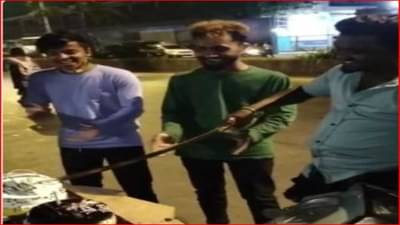 मस्ती भोवली! तलवारीने केक कापून दहशत पसरवण्याचा प्रयत्न, पोलिसांनी तरुणांना ठोकल्या बेड्या