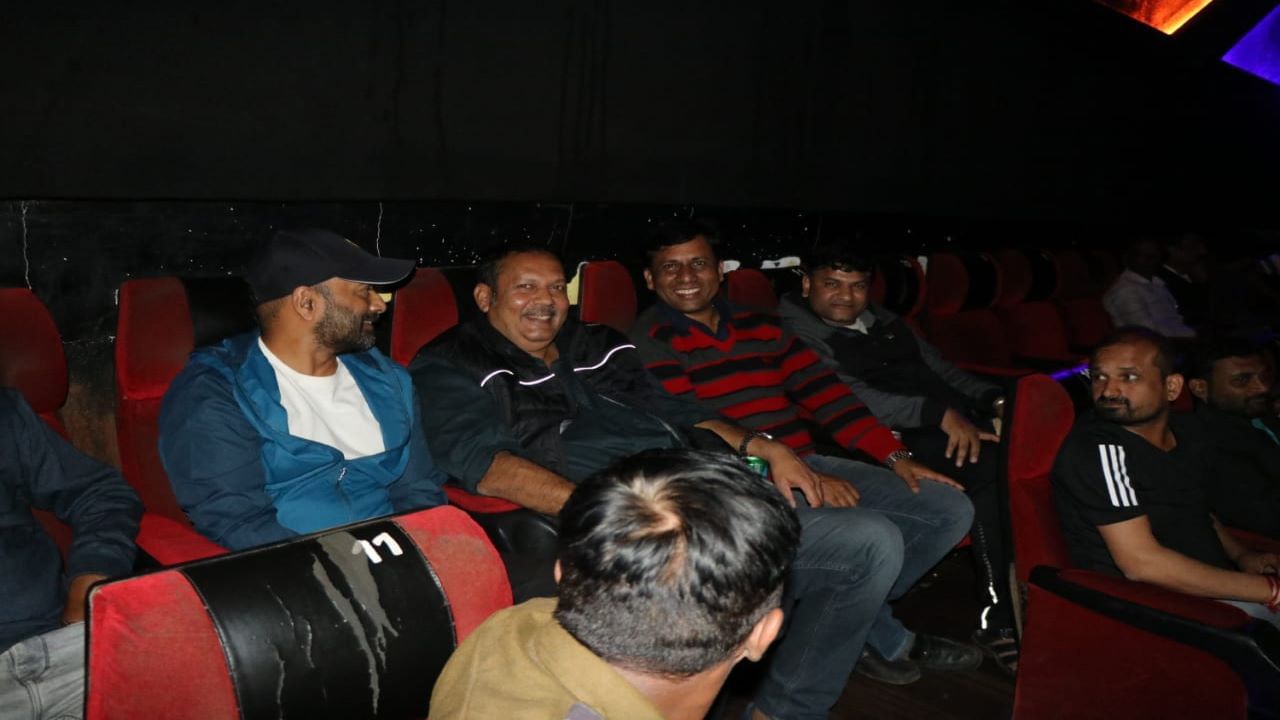 Udayanraje Bhonsle : उदयनराजे भोसले 'पुष्पा : द राईज'वर फिदा, मित्रांसह घेतला सिनेमाचा आनंद