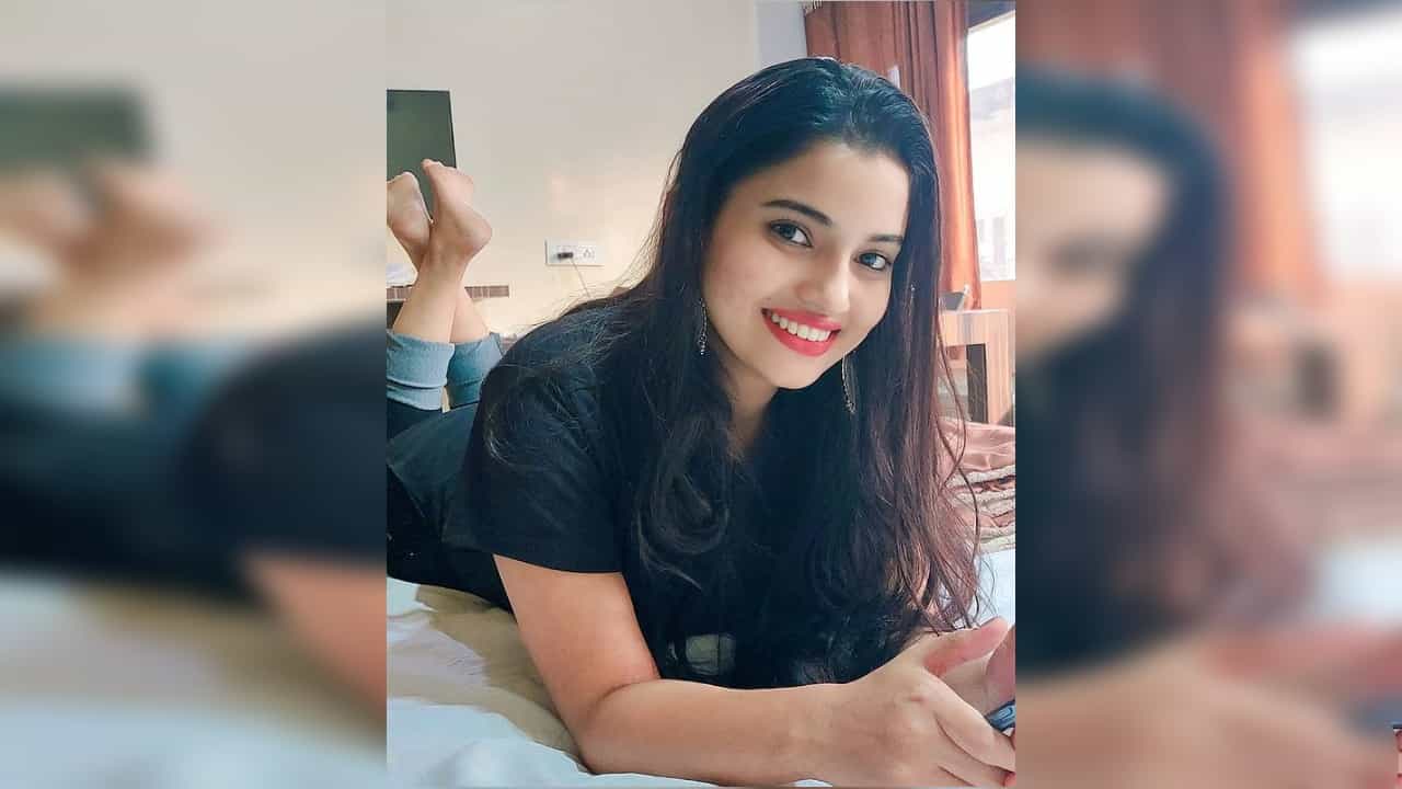 फँड्री चित्रपटातला जब्या तुम्हाला आठवत असेल. तो या चित्रपटाचा नायक होता. त्याच्यासोबत नायिकेची भूमिका करणारी आठवतेय का. होय शालू... म्हणजेच राजेश्वरी खरात (Rajeshwari Kharat). चला पाहू या राजेश्वरी सध्या काय करतेय. त्यासोबतच तिचे लेटेस्ट फोटोही... फँड्री या चित्रपटामधील 'शालू' या नायिकेच्या भूमिकेसाठी ओळखली जाते.