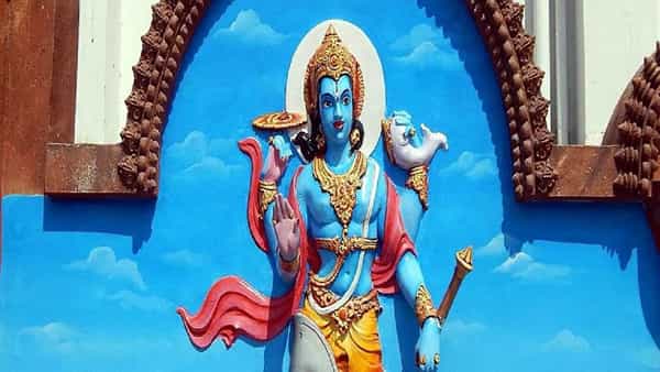 वैष्णव परंपरेला मानणारे लोक आपल्या आराध्य दैवत म्हणून भगवान विष्णूची उपासना केली जाते. भगवान विष्णूच्या विविध रूपांना अनेक मंदिरे समर्पित आहेत. चला जाणून घेऊया भगवान विष्णूच्या अशाच काही प्रसिद्ध मंदिरांबद्दल.