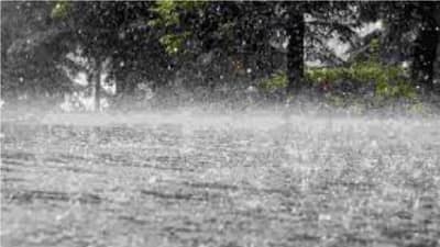 पावसात धावल्यानंतर जास्त भिजतो की एका जागी उभे राहिल्यावर, उत्तर आहे खूप रंजक..