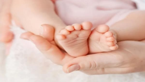 एक दिवसाच्या बाळासह काकू कोवळ्या उन्हात बसली, मिनिटभर दुसऱ्या बाईकडे सोपवलं, आणि...