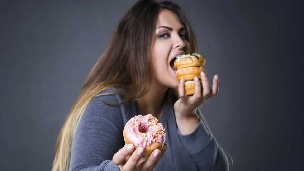 नवीन वर्षाच्या सुरूवातीला आपण अनेक संकल्प करतो. त्यामध्ये विशेष करून वजन कमी करणे. वजन कमी करण्यासाठी गोड पदार्थ, मसालेदार पदार्थ आणि तळलेले पदार्थ खाणे टाळावे लागते. मात्र, अनेक उपाय करूनही हे पदार्थ खाणे आपण टाळू शकत नाहीत आणि याचाच परिणाम म्हणजे आपले वजन झपाट्याने वाढण्यास सुरूवात होते. आम्ही तुम्हाला अशा काही सोप्या टिप्स सांगणार आहोत. ज्या फाॅलो करून तुम्ही साखरेच्या लालसेवर नियंत्रण मिळवू शकता.