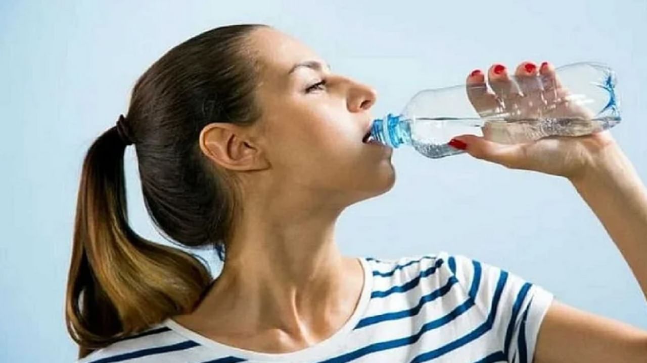 जेव्हा तुम्हाला गोड खावेसे वाटेल, तेंव्हा पाणी प्या. त्यामुळे त्या काळात पोट भरेल आणि साखरेची तल्लफही राहणार नाही. पाणी पिणे हे आरोग्यासाठी देखील खूप फायदेशीर आहे. 