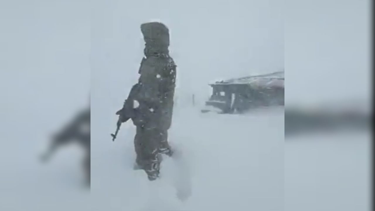 Video : बर्फाच्या वादळातही न डगमगता उभा आहे भारतमातेचा जवान, यूझर्स करतायत सलाम!