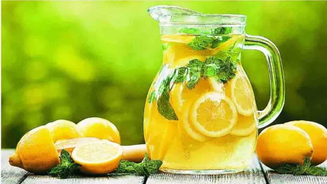 रोज लिंबू पाणी प्यायल्याने दातांचा इनॅमल खराब होऊ शकतो. दात किडणे देखील होऊ शकते. लिंबाच्या रसामध्ये असलेल्या ऍसिडमुळे ही समस्या उद्भवू शकते.