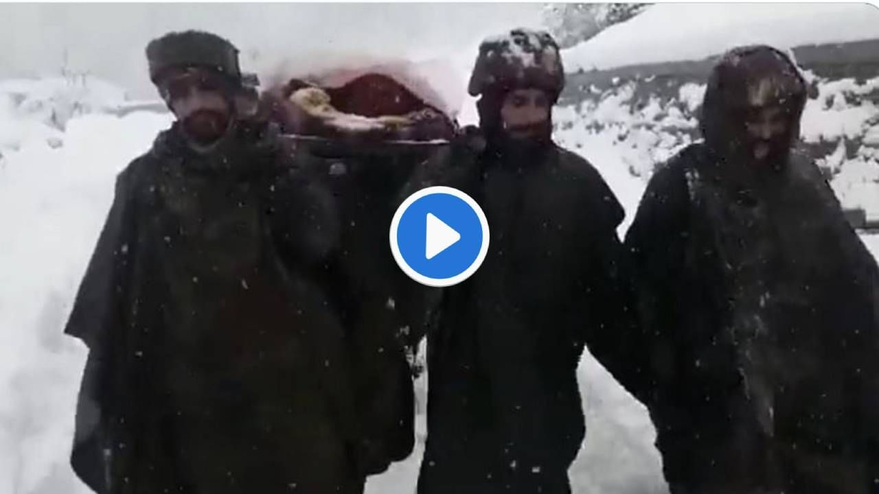 Video | तुफान बर्फवृष्टीत भारतीय जवानांची गरोदर महिलेला मदत, खांद्यावर उचललं आणि चालू लागले!