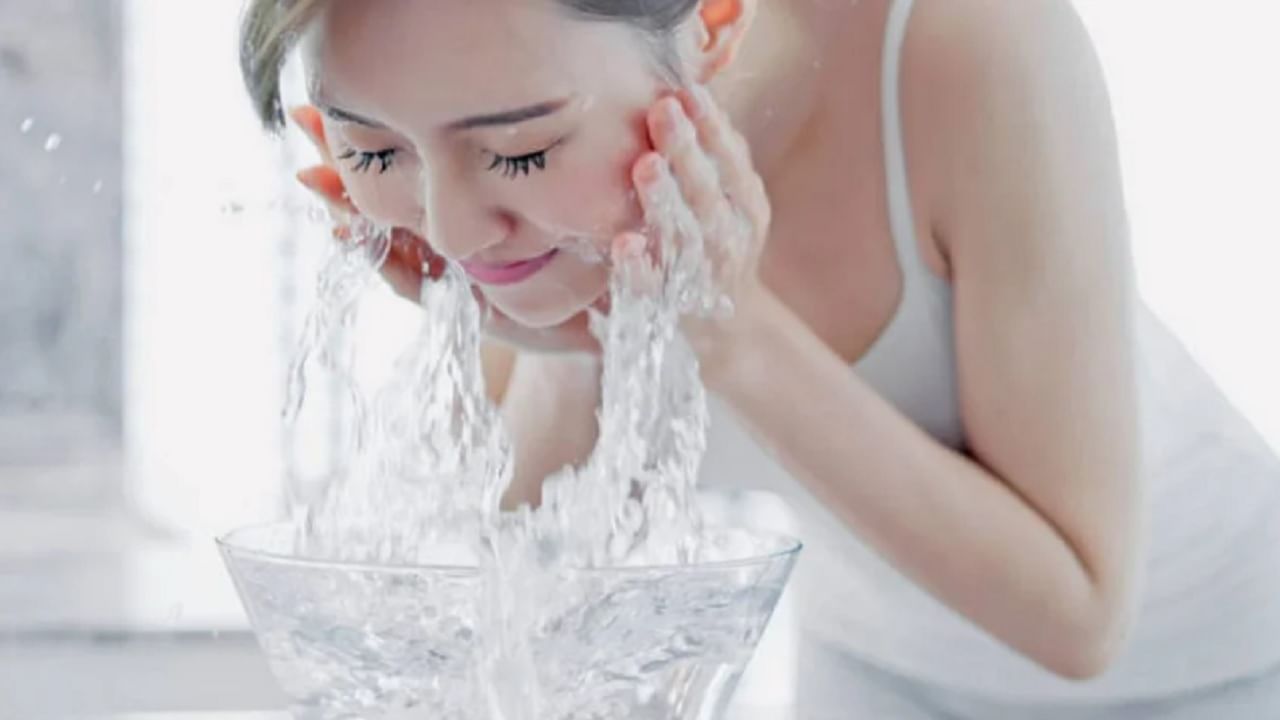 चेहरा धुताना लोक अजिबात काळजी घेत नाहीत. जर वातावरण थंड असेल तर जास्त गरम पाणी वापरावे आणि गरम असेल तर थंड पाणी वापरावे. यामुळे छिद्र साफ होण्यास मदत होते. 