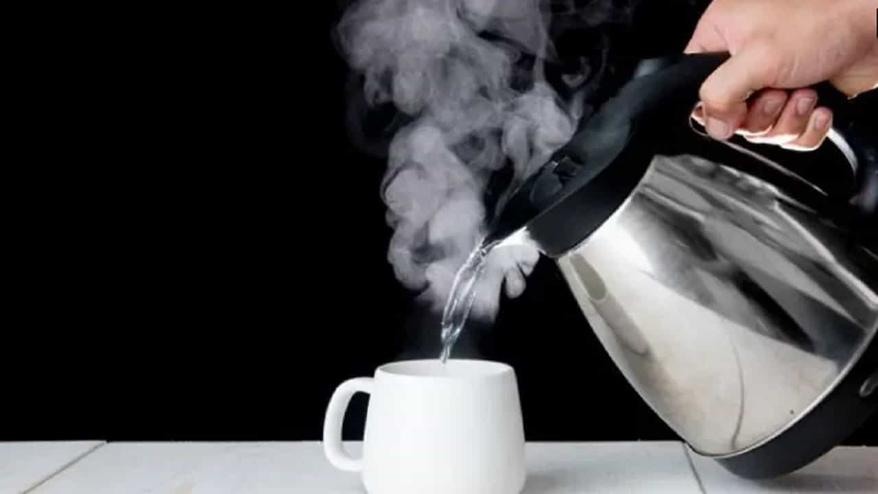 बद्धकोष्ठतेपासून आराम मिळवण्यासाठी दररोज रिकाम्या पोटी एक ग्लास गरम पाणी प्या. यामुळे बद्धकोष्ठतेची समस्या दूर होण्यास मदत होते.