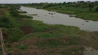 आंघोळीनंतर नदीकिनारी बसलेल्या तिघांवर काळ कोसळला, विजेची तार पडून जागीच गतप्राण