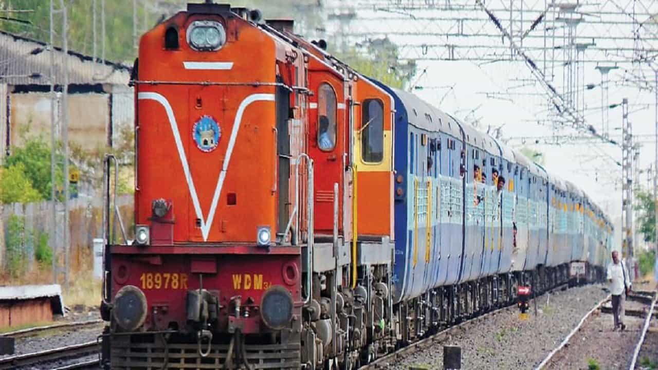 Nashik Train| नाशिककरांच्या चेहऱ्यावर हास्य खुलवणाऱ्या भुसावळ-इगतपुरी मेमूचा आज श्रीगणेशा; 18 रद्द गाड्याही आजपासून पूर्ववत