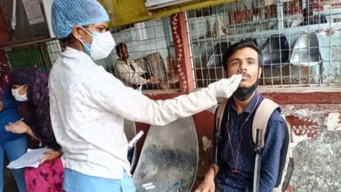 Nagpur | विनामास्क फिरणाऱ्यांची ऑन द स्पॉट टेस्ट!; साखळी खंडीत करण्यासाठी मनपा करतेय कारवाई