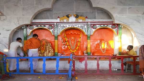 हिंदू परंपरेत गंगासागर यात्रेला खूप महत्त्व आहे. मकरसंक्रांतीच्या दिवशी गंगासागरात स्नान आणि दान करण्याचे महत्त्व मानले जाते. यामुळेच पश्चिम बंगालच्या या सर्वात मोठ्या जत्रेला दरवर्षी मोठ्या संख्येने भाविक पोहोचतात. या गंगा सागर मेळ्याचे धार्मिक-आध्यात्मिक महत्त्व आहे.