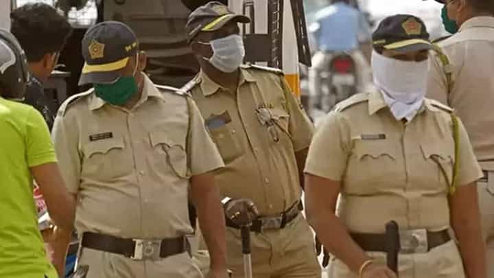 खाकी वर्दीलाही कोरोनाचा विळखा, नवी मुंबईत 4 दिवसात तब्बल 1390 पोलिसांना कोरोना खाकी वर्दीलाही कोरोनाचा विळखा, नवी मुंबईत 4 दिवसात तब्बल 1390 पोलिसांना कोरोना