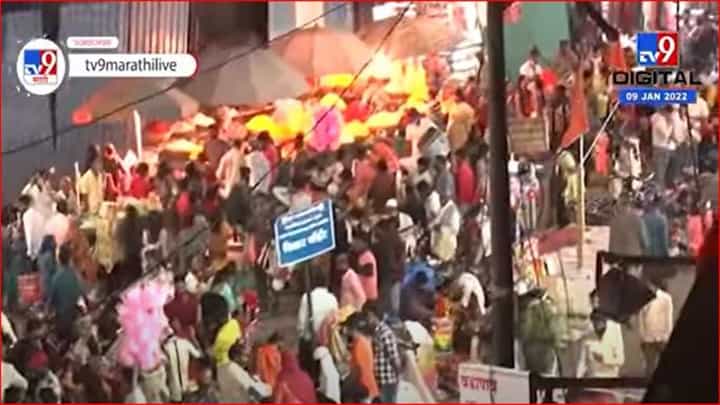 पुण्यात कोरोना नियम धाब्यावर, मंडई चौकात खरेदीसाठी तुफान गर्दी पुण्यात कोरोना नियम धाब्यावर, मंडई चौकात खरेदीसाठी तुफान गर्दी