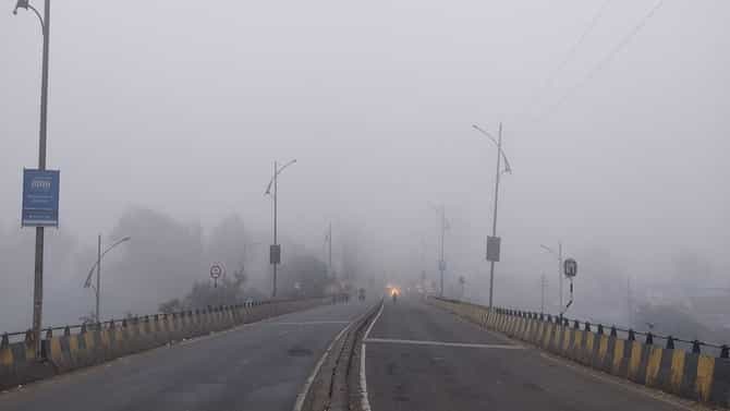 Mumbai Temperature Today : मुंबईतील थंडीची लाट पुढचे तीन दिवस कायम राहणार, लोकलमधून प्रवास करणारे मुंबईकर गारठले