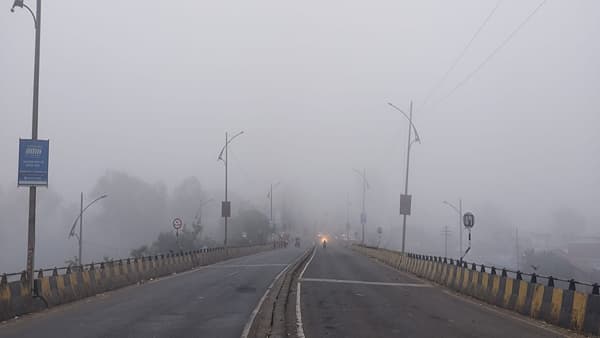 Mumbai Temperature Today : मुंबईतील थंडीची लाट पुढचे तीन दिवस कायम राहणार, लोकलमधून प्रवास करणारे मुंबईकर गारठले