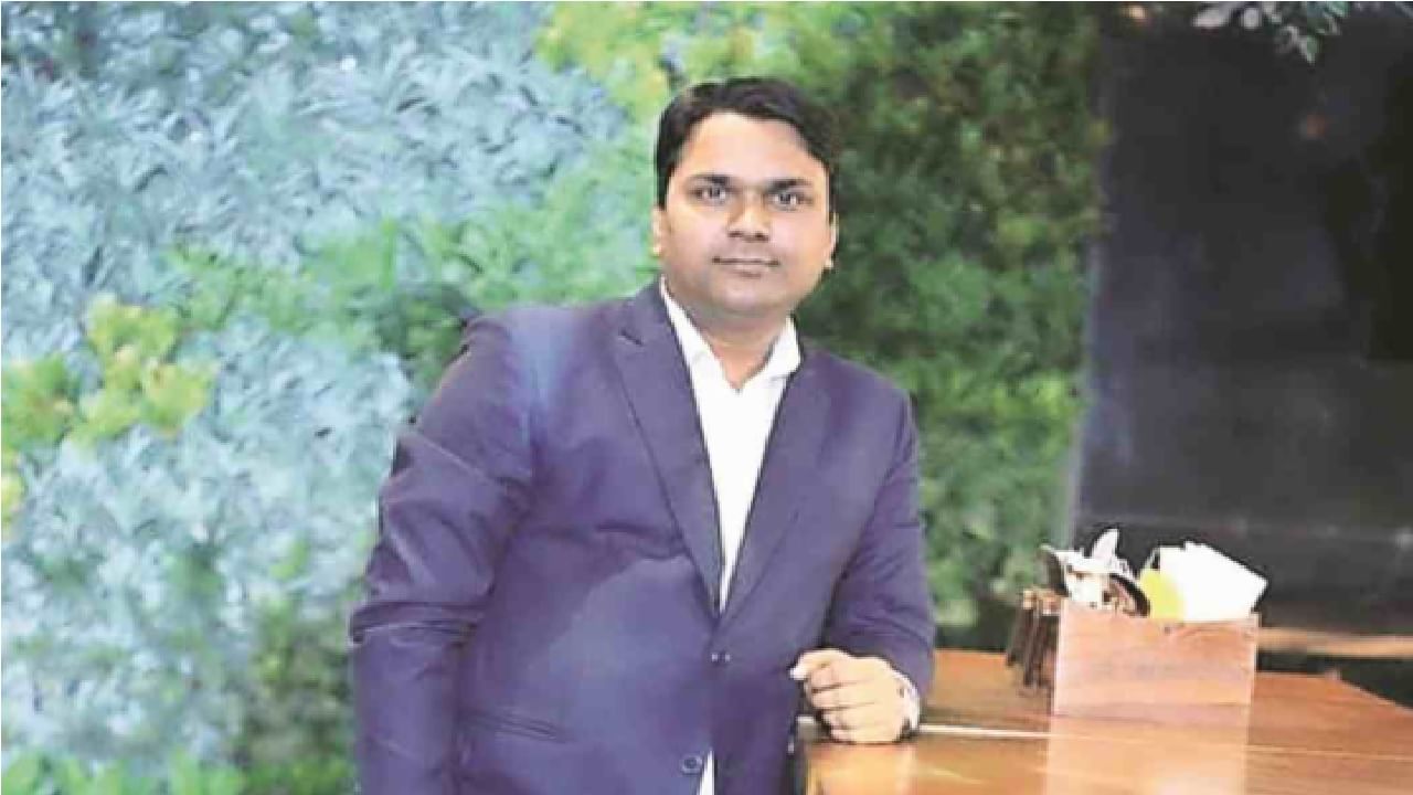 'आई आता आपण काय करायचं गं?' अपघातात दगावलेल्या सलीलच्या मुलाचा सवाल, कुटुंब संकटात! 'आई आता आपण काय करायचं गं?' अपघातात दगावलेल्या सलीलच्या मुलाचा सवाल, कुटुंब संकटात!